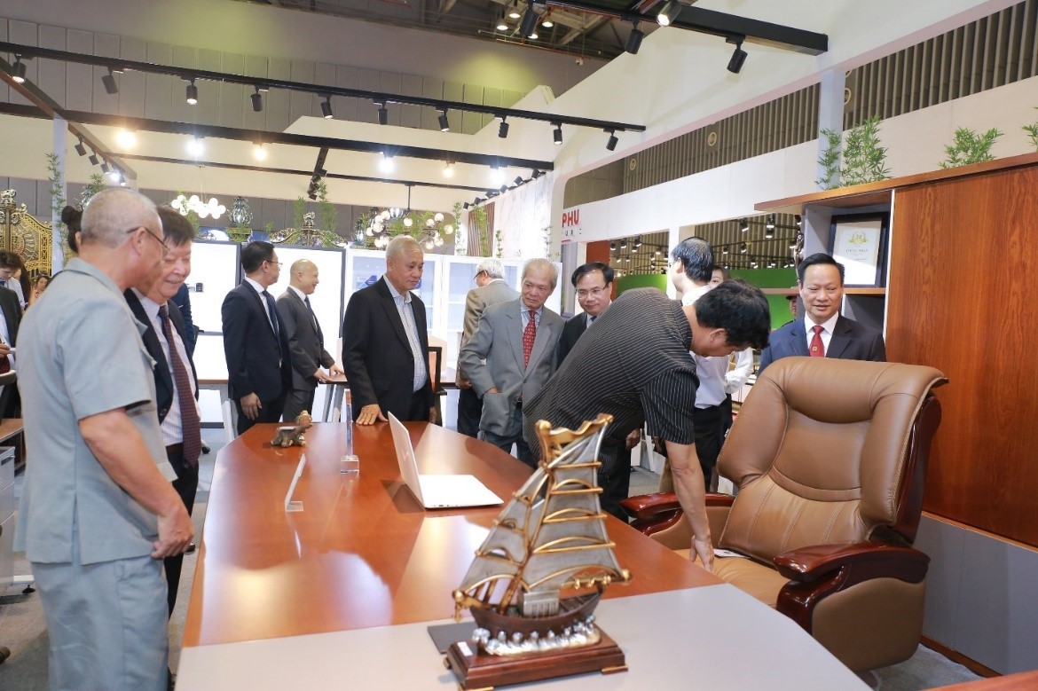 noi-that-hp-1-lanh-dao-tham-quan