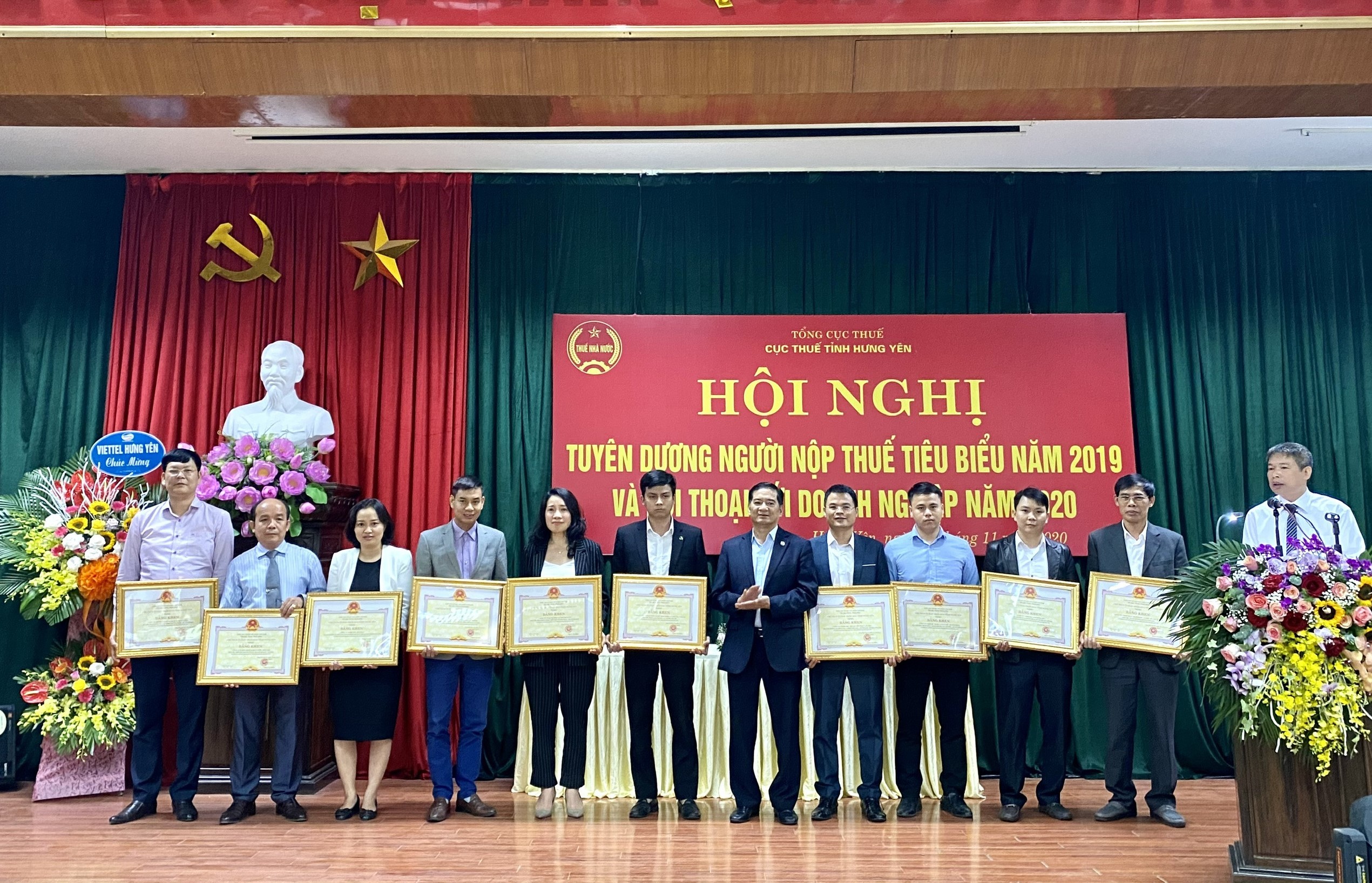 thue-hung-yen-trao-bang-khen-2