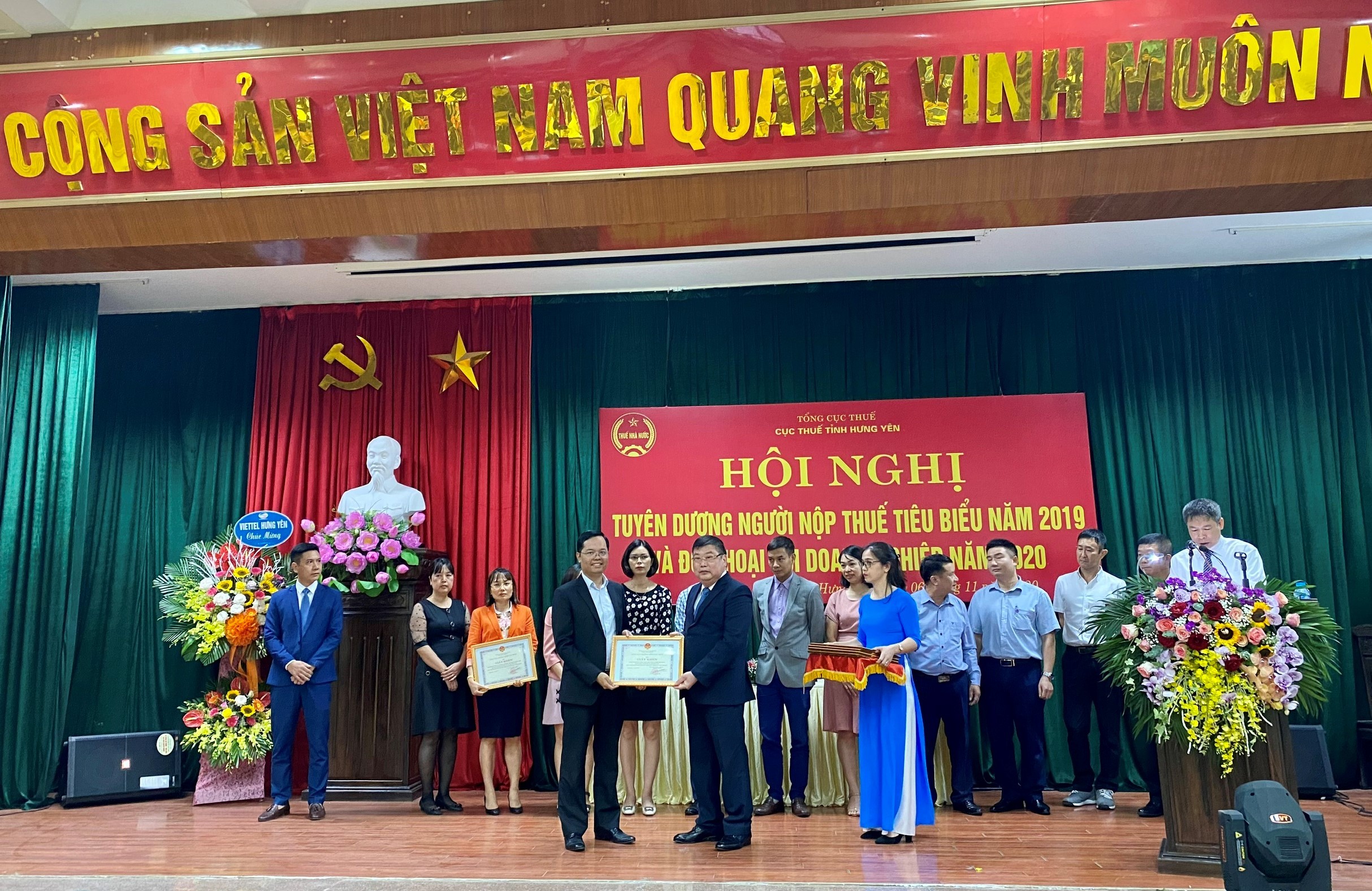 thue-hung-yen-trao-bang-khen