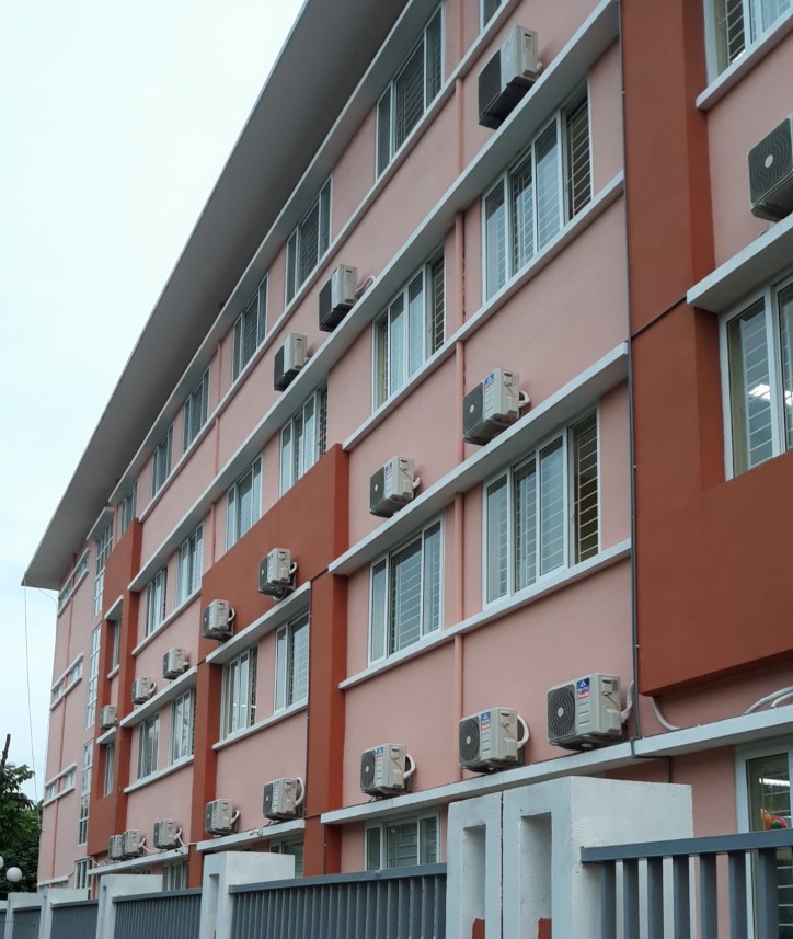 Dàn nóng được lắp đặt ngoài trời nên cần đơn vị chuyên nghiệp thực hiện vệ sinh