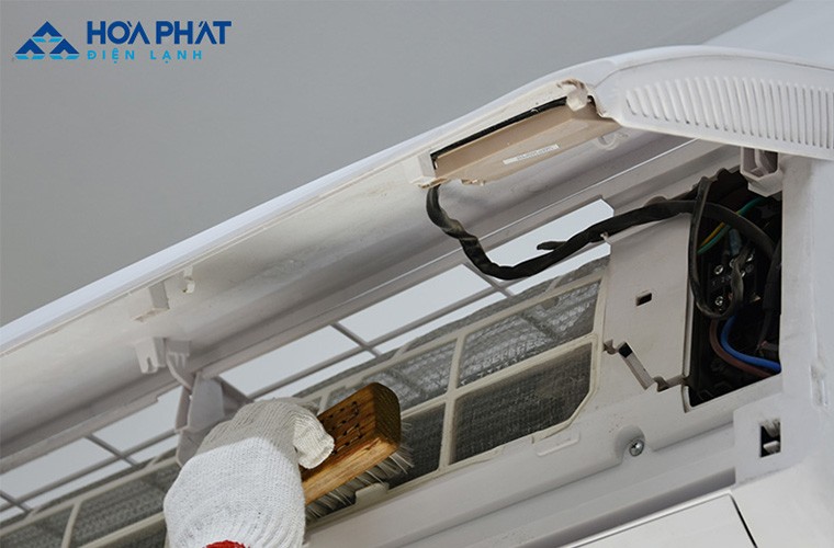 Vệ sinh cánh quạt và tấm lọc sinh học trong máy điều hòa