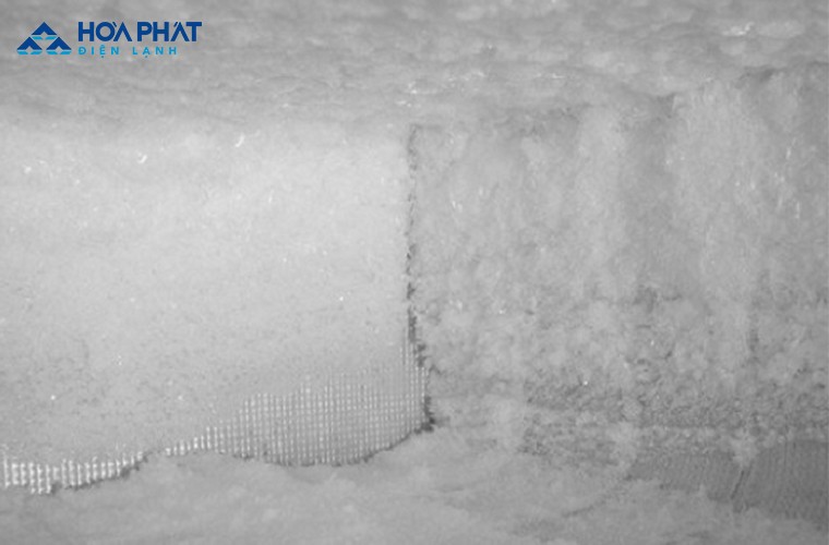 Băng tuyết bám dày khiến tủ đông chạy nhưng không lạnh
