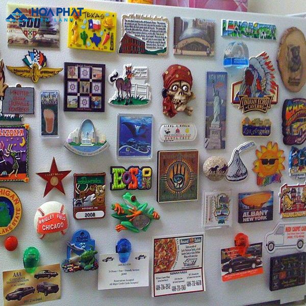 các tấm nam châm trên vỏ tủ lạnh