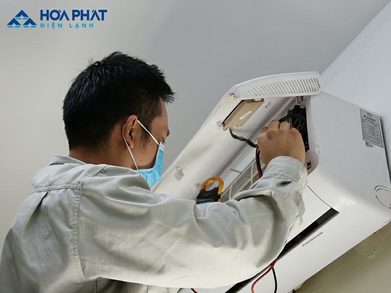 Bảng mạch Board bị hỏng khiến điều hòa không mát khi đó cần liên hệ với nhân viên kỹ thuật để được sửa chữa