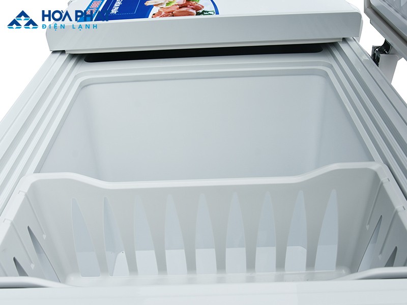 Đưa hết thực phẩm bên trong tủ ra bên ngoài