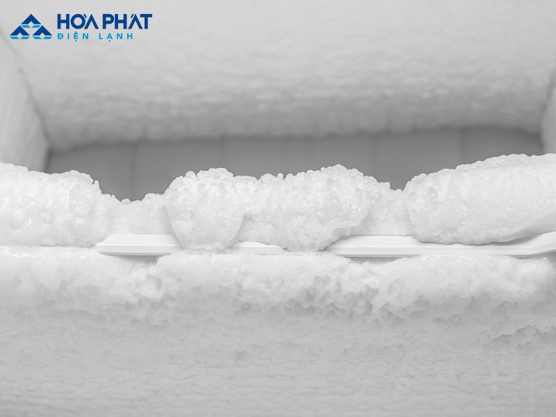 Bạn có thể sử dụng quạt, vải nóng hoặc cây vét bột để xả tuyết