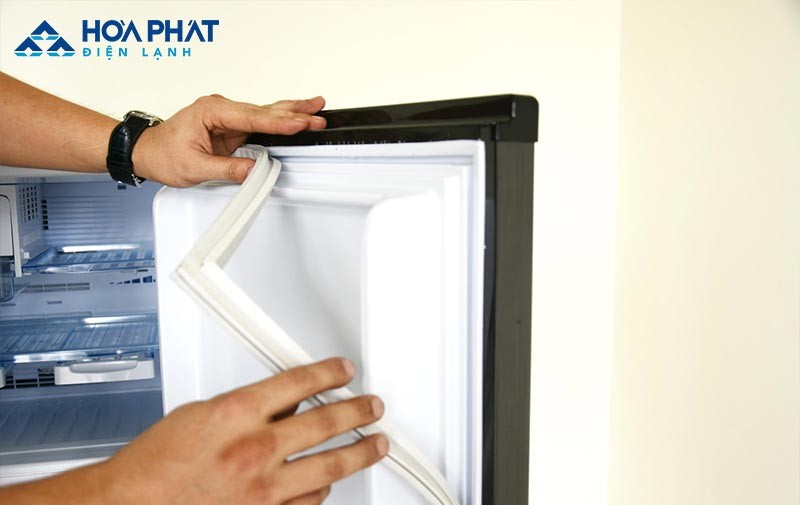 Gioăng tủ lạnh bị bong khiến tủ không đóng được kín