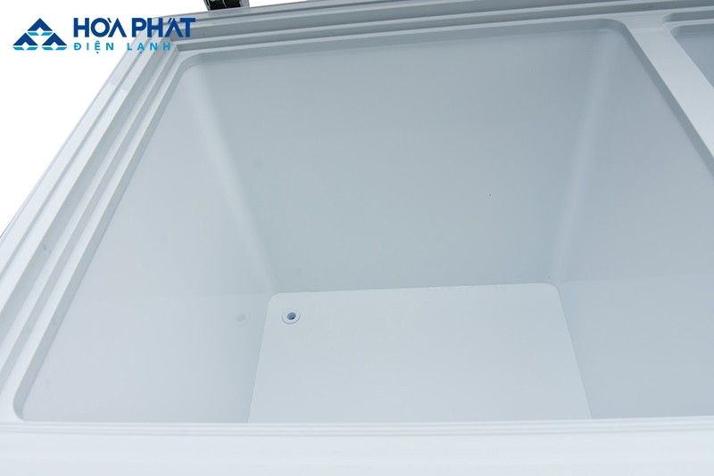 Lỗ thoát nước của tủ bị đóng tuyết dày khiến nước không thoát ra được gây chảy nước bên trong cùng là một trong các lỗi thường gặp ở tủ đông cần quan tâm