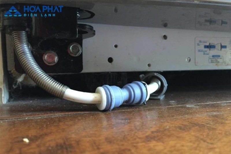 Ống cấp nước tủ đông bị nứt, hỏng gây ra tình trạng chảy nước