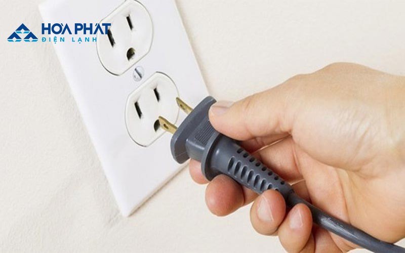 Tủ lạnh không chạy do mất nguồn điện là nguyên nhân khiến cho tủ lạnh không chạy có thể do ổ cắm bị lỏng hoặc dây nguồn bị đứt