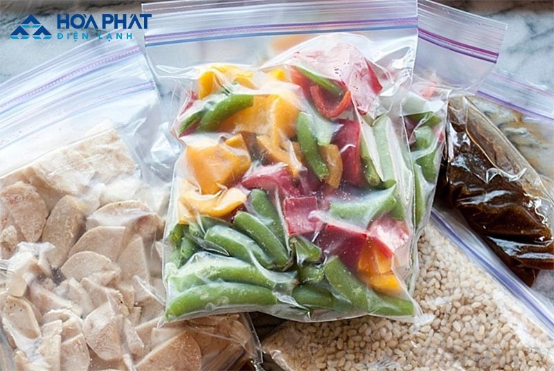 Thực phẩm có độ ẩm cao nên được hút ẩm hoặc để ráo trước khi cho vào tủ đông để tránh tình trạng đóng tuyết