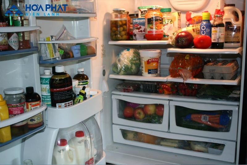 Đồ ăn trong ngăn đá sắp xếp lộn xộn bị đổ ra ngoài khiến tủ lạnh bị chảy nước