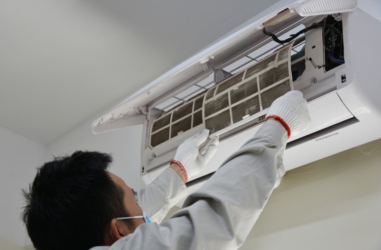 Vệ sinh dàn lạnh để khắc phục tình trạng quạt gió không hoạt động
