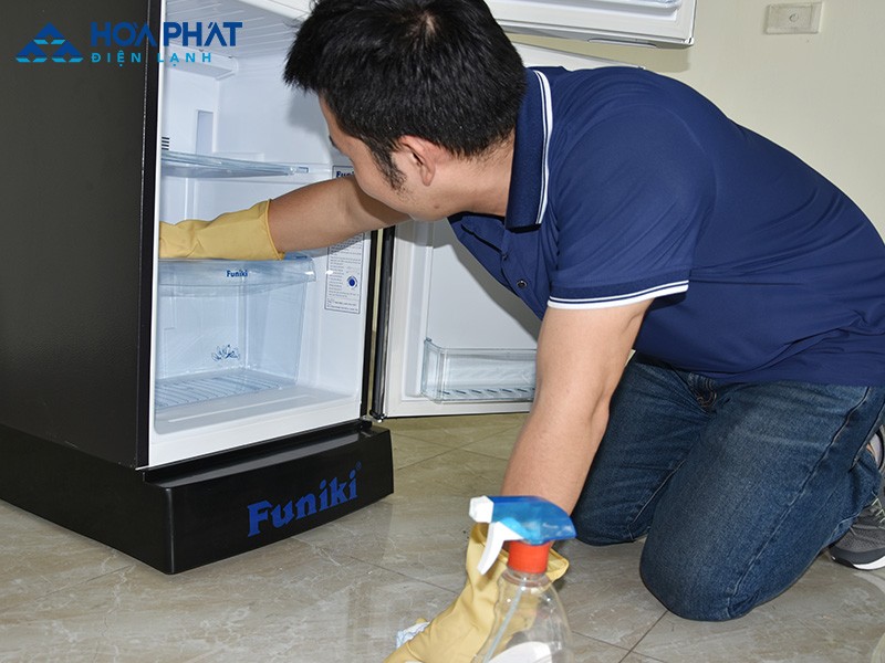 Vệ sinh tủ lạnh định kỳ, đồng thời kiểm tra bảo hành tủ lạnh thường xuyên giúp tủ lạnh hoạt động hiệu quả hơn và bền hơn