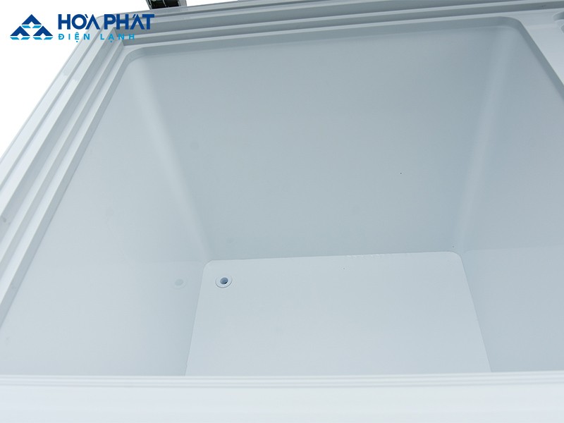 Vệ sinh bên trong, bên ngoài và lỗ thoát nước của tủ đông