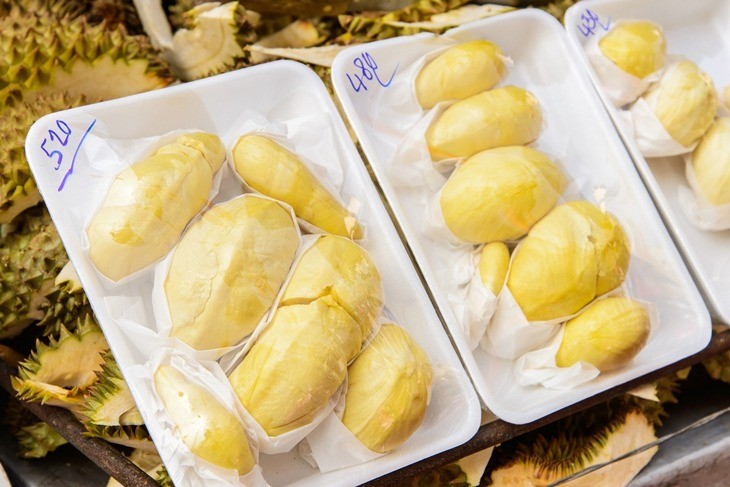 Thực phẩm nặng mùi nên được bao bọc kỹ trước khi cất vào tủ