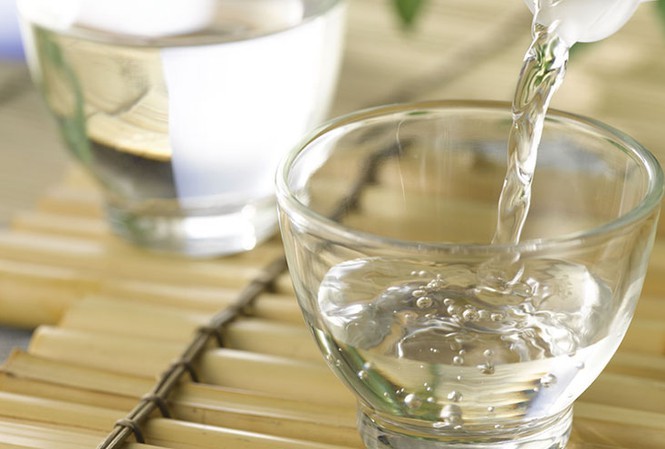 Dùng giấm trắng khử mùi hôi tủ đông rất hiệu quả