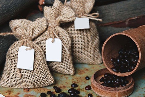 Bỏ túi bã cafe vào tủ đông để khử mùi