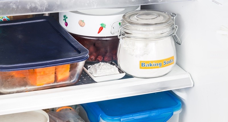 Thêm một đĩa nhỏ đựng baking soda vào tủ giúp tủ đông hết sạch mùi khó chịu
