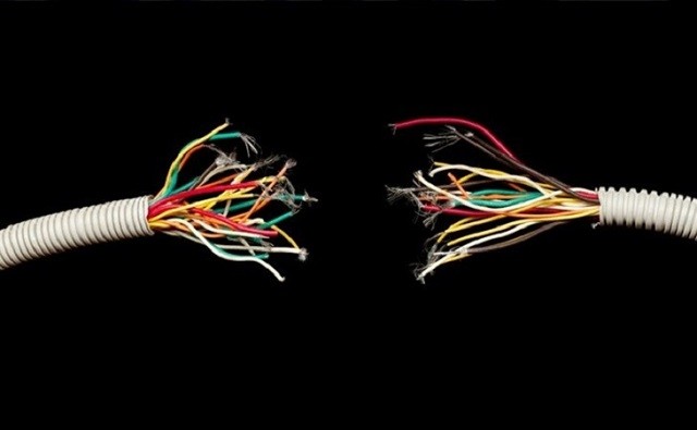 Dây điện bị hở là nguyên nhân dẫn đến sự cố tủ đông bị rò điện