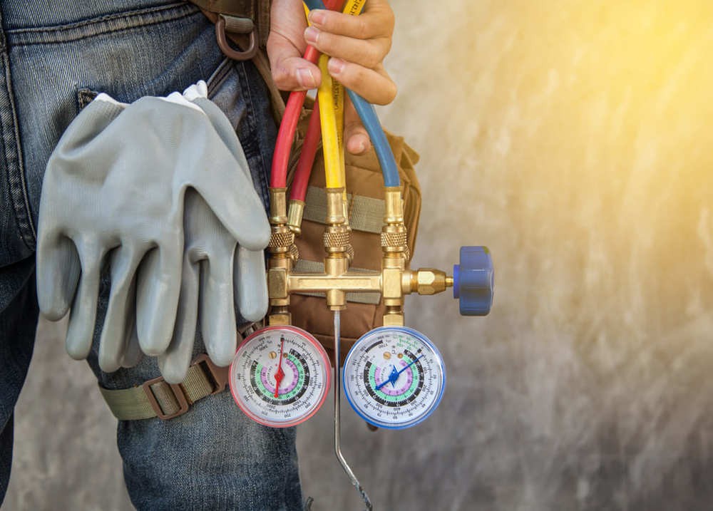 Sử dụng găng tay cao su cách điện để rút ổ cắm và sửa chữa khi tủ đông bị rò điện