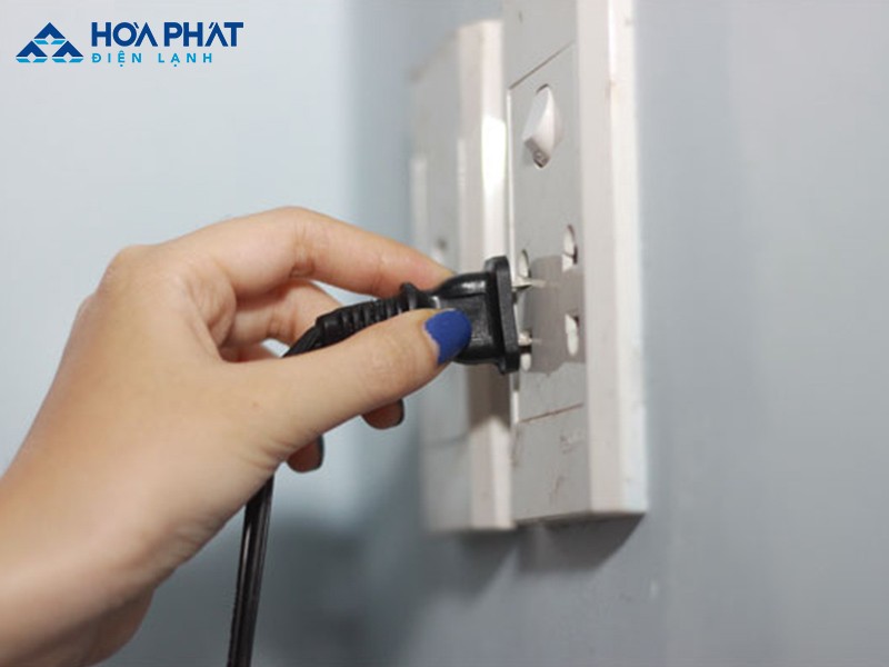 Không cắm điện ngay mà chờ khoảng 20 - 30 phút để gas hồi về và ổn định rồi mới cắm điện