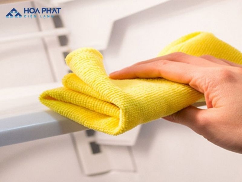 Vệ sinh tủ đông và xả tuyết định kỳ để tủ hoạt động tốt nhất