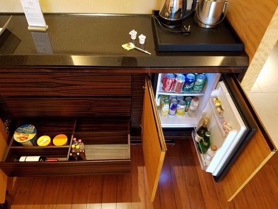 Vị trí kê tủ lạnh minibar cần có khoảng cách với các vật dụng, thiết bị xung quanh để dễ dàng khi mở tủ