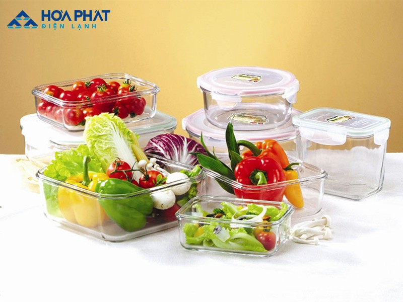 Bảo quản thực phẩm đúng cách và vệ sinh tủ lạnh thường xuyên giúp loại bỏ mùi hôi.