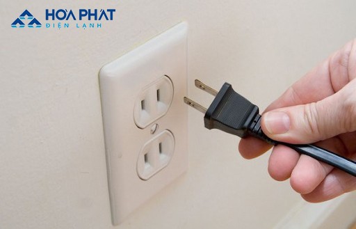  Rút nguồn điện trước khi tiến hành xả tuyết tủ đông