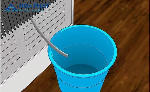 Dùng dụng cụ để hứng nước khi tủ đông tự xả tuyết