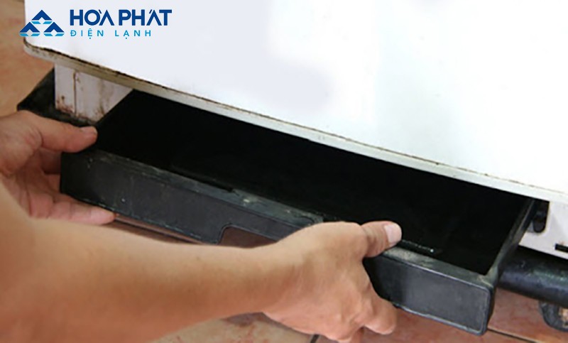 Chảo đựng nước thải tủ lạnh nứt vỡ khiến tủ kêu ù ù