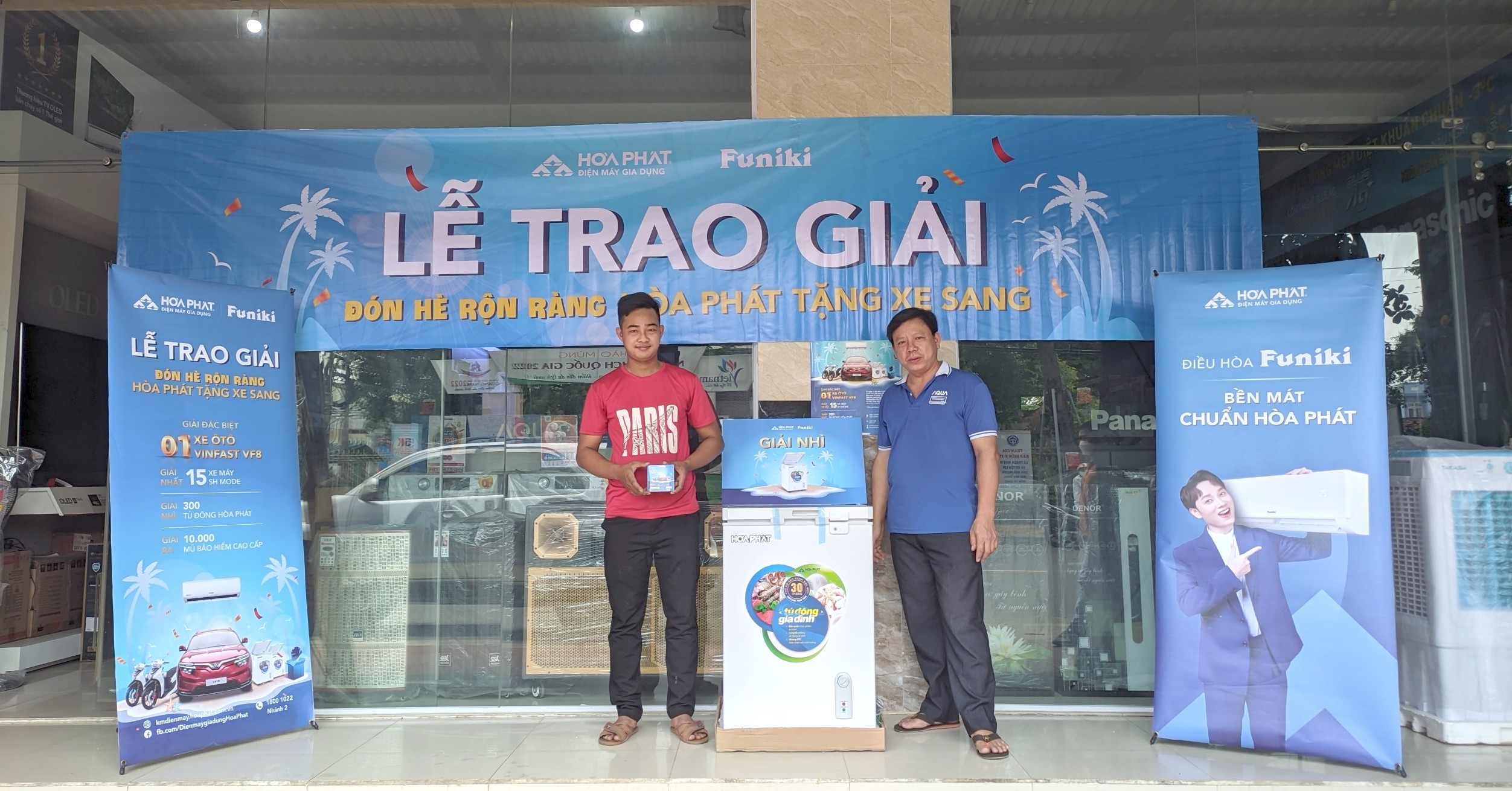 Anh Nguyễn Thanh Sang (bên trái) rất vui khi nhận được phần quà của Hoà Phát