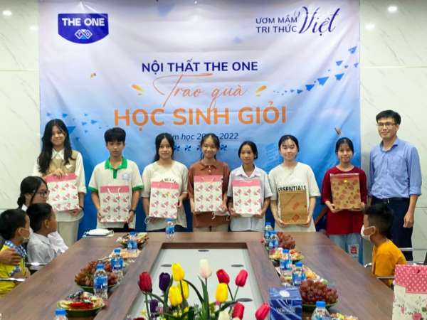 Trao quà học sinh giỏi 2021, 2022