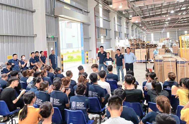 anh-le-van-toan-giam-doc-nha-may-trao-chung-nhan