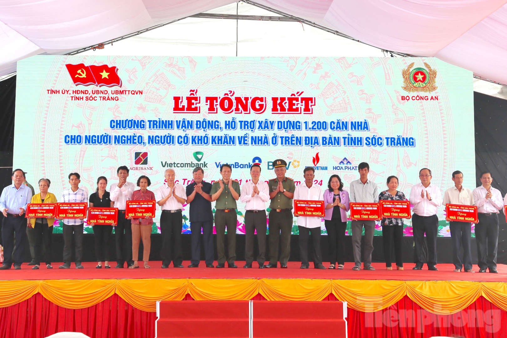 chu-tich-nuoc-vo-van-thuong-da-trao-bang-tuong-trung-tang-nha-tinh-nghia-cho-nguoi-dan