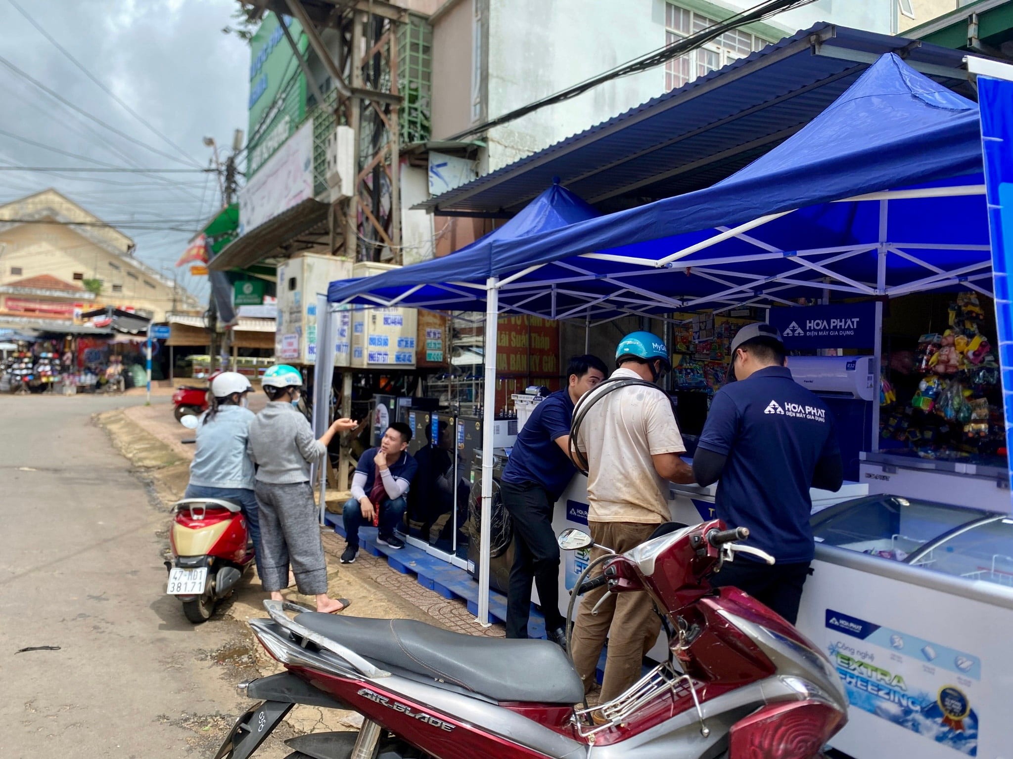 ĐẠI TIỆC ƯU ĐÃI KHỦNG, GIAN HÀNG HÒA PHÁT - FUNIKI GÂY BÃO TẠI CHỢ BUÔN HỒ VÀ PHƯỚC AN