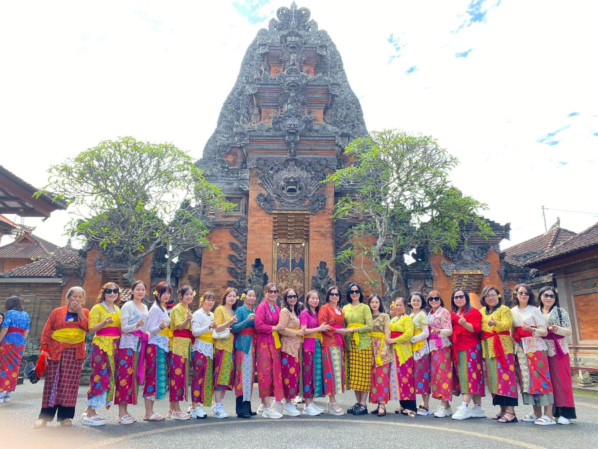 ĐIỆN LẠNH HÒA PHÁT CÙNG ĐẠI LÝ MIỀN BẮC LẠC LỐI TRƯỚC VẺ ĐẸP “ĐẢO NGỌC” BALI