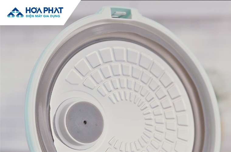 ve-sinh-nap-trong-noi-com-dien