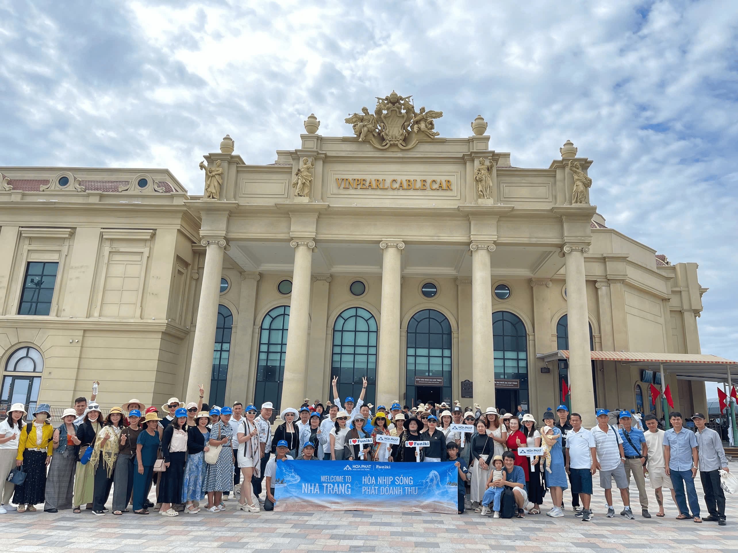 Điện lạnh Hòa Phát cùng đại lý viết tiếp hành trình biển xanh 2025