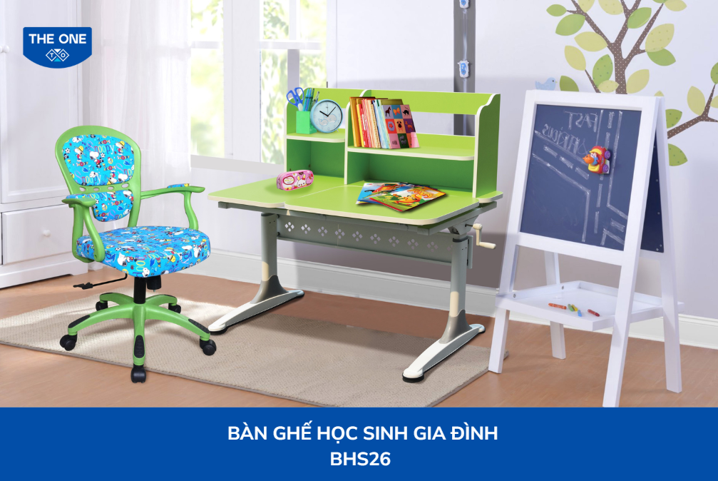 Bộ bàn ghế BHS26 từ Nội thất The One được đặt ở hướng Nam, mang lại không gian học tập lý tưởng, tràn đầy năng lượng tích cực cho bé trai.