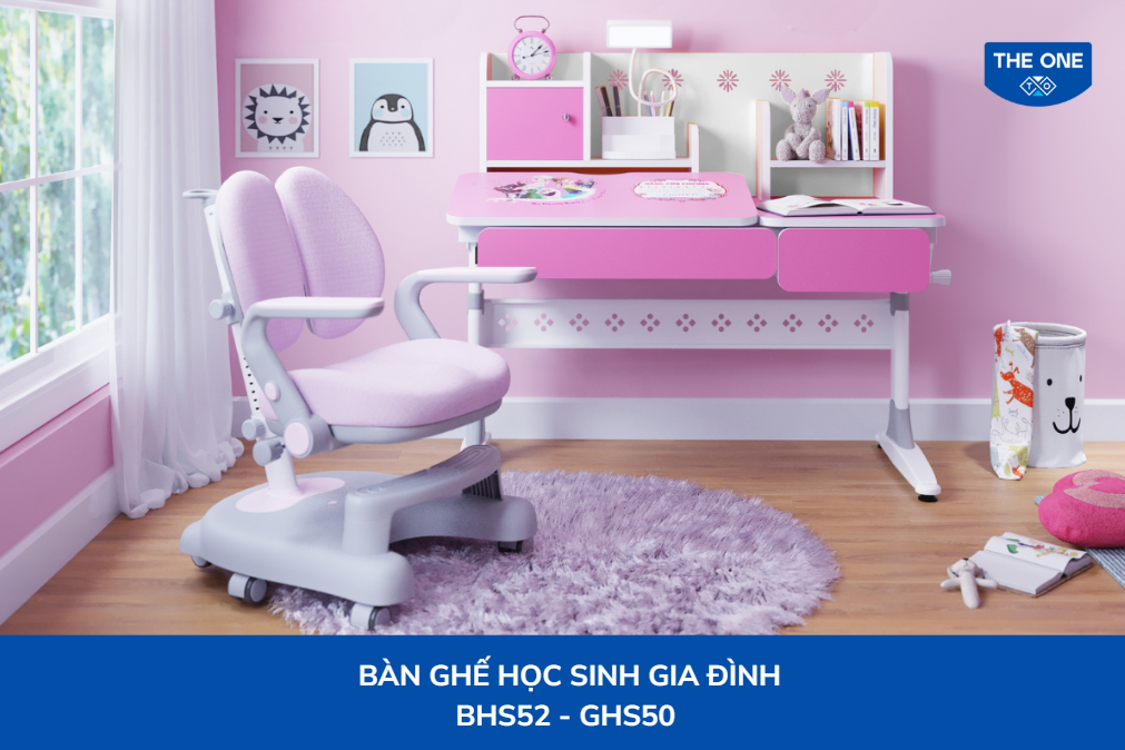 Bộ bàn học BHS52 từ Nội Thất The One được đặt tại hướng Tây Bắc, tạo không gian học tập thoải mái và truyền cảm hứng cho bé gái.