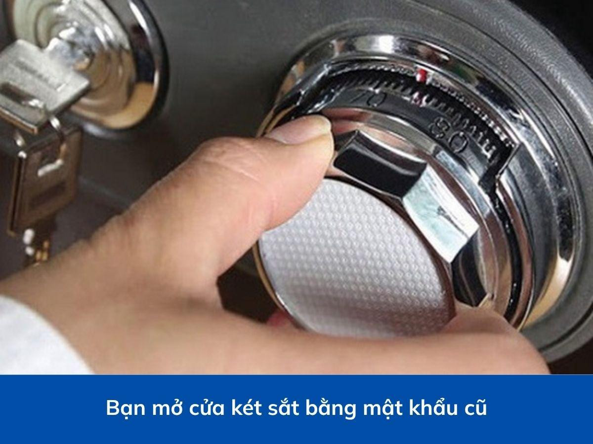 Đầu tiên, bạn mở khóa két sắt như bình thường