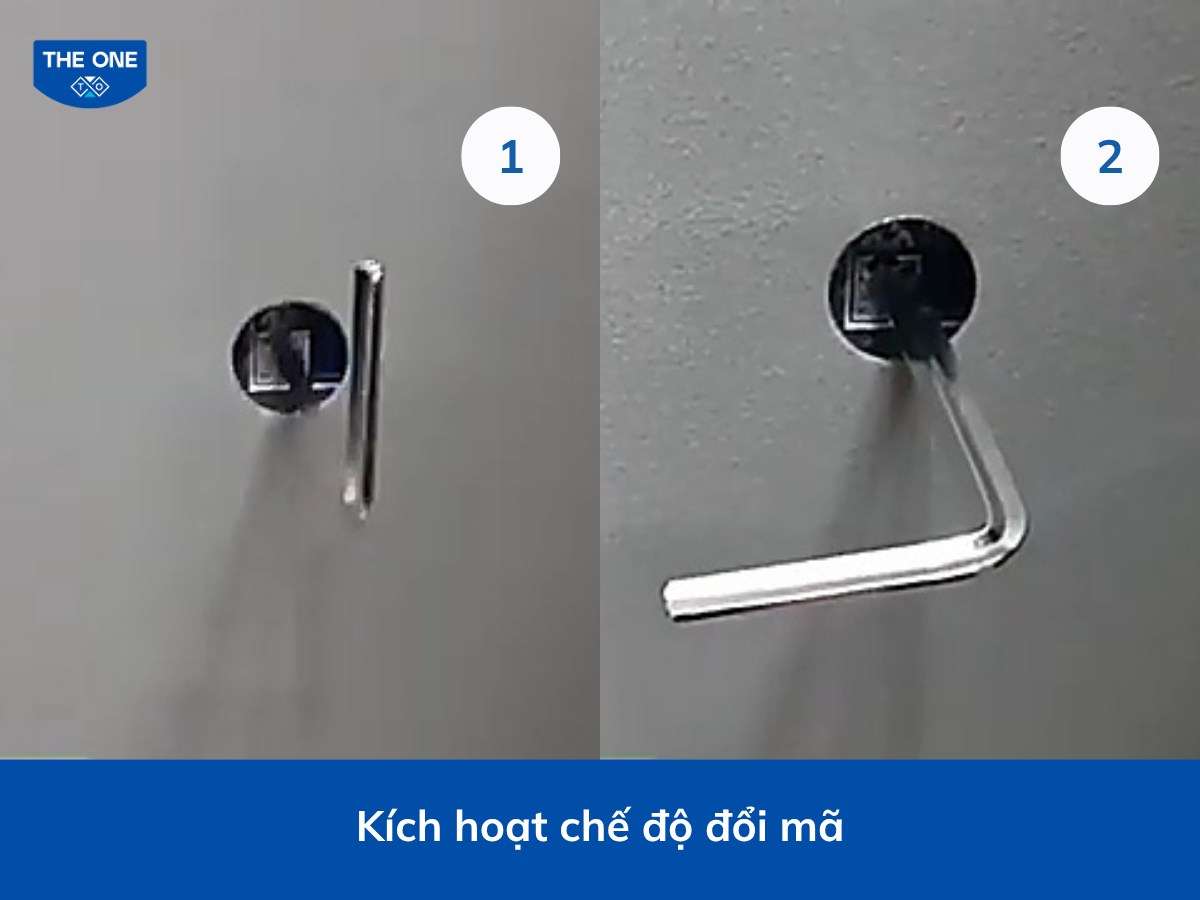 Tra chìa khóa đổi mã vào ổ khóa phía trong cánh cửa két sắt để kích hoạt chế độ đổi mã