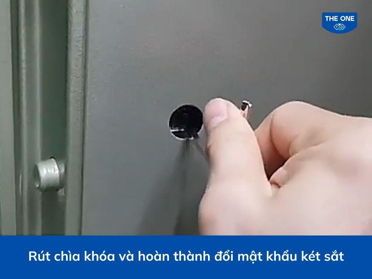 Bạn rút chìa khóa và hoàn thành việc đổi mật khẩu két sắt