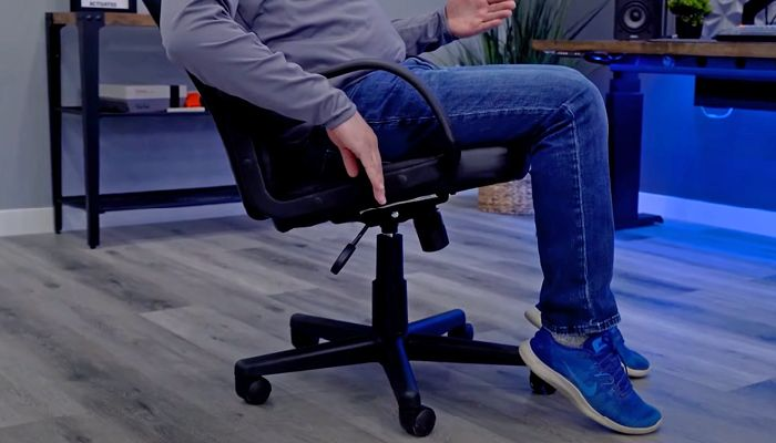 Một số loại ghế văn phòng cao cấp cho phép người dùng cố định độ ngả của ghế bằng cần gạt hoặc nút bấm