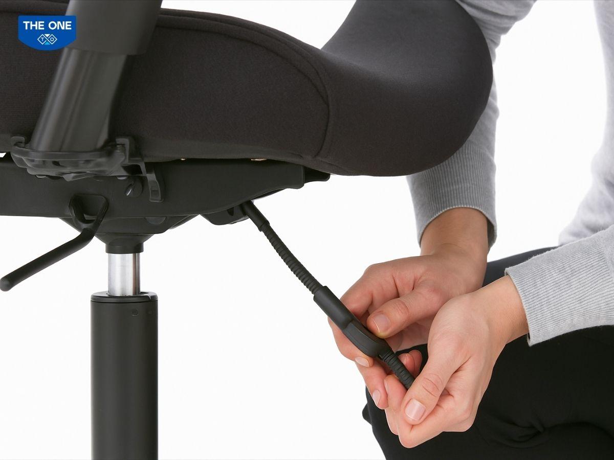 Điều chỉnh lại cần gạt ghế xoay để ngả ghế