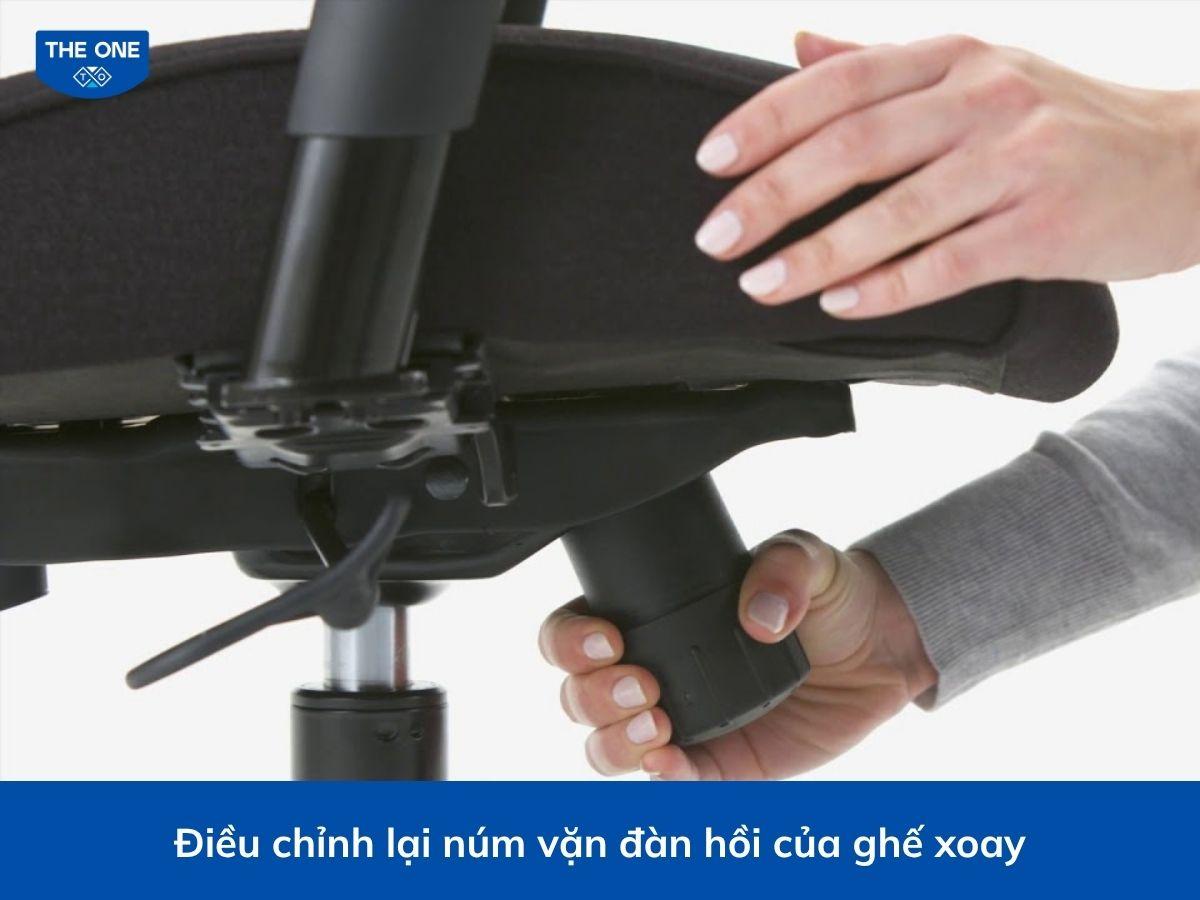 Điều chỉnh lại núm vặn đàn hồi của ghế xoay