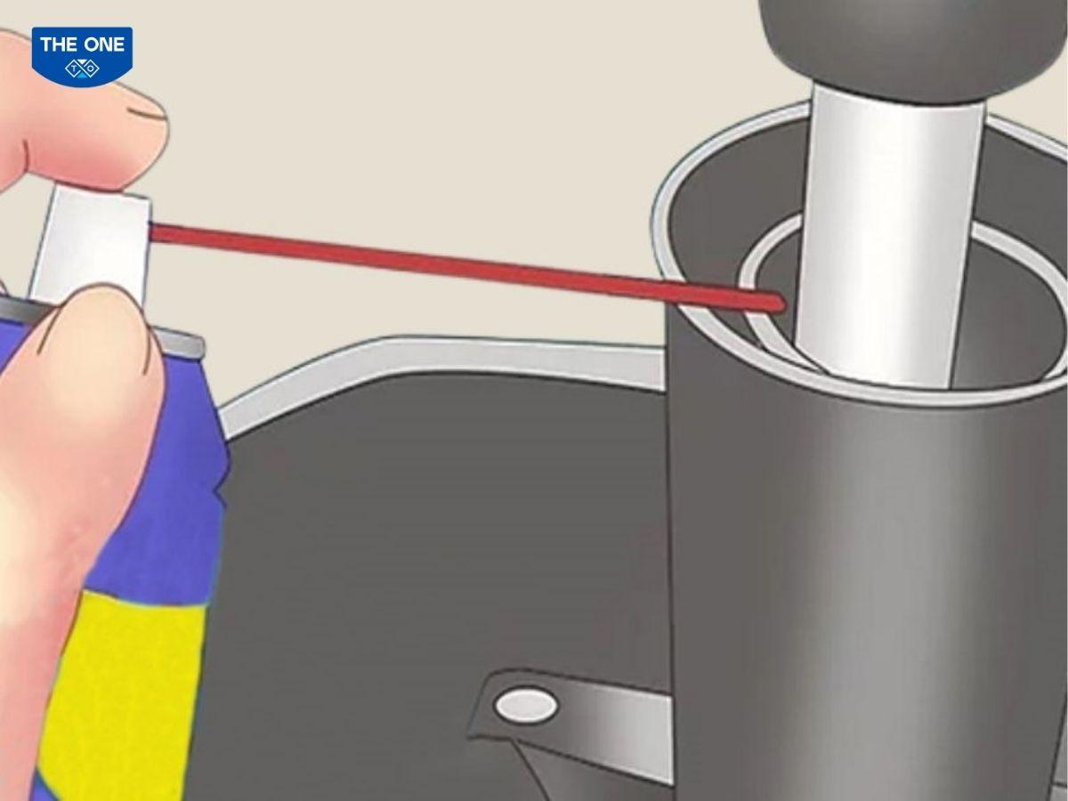 Dùng bình khí nén để làm sạch bụi bẩn tại những vị trí khó làm sạch trên ghế xoay