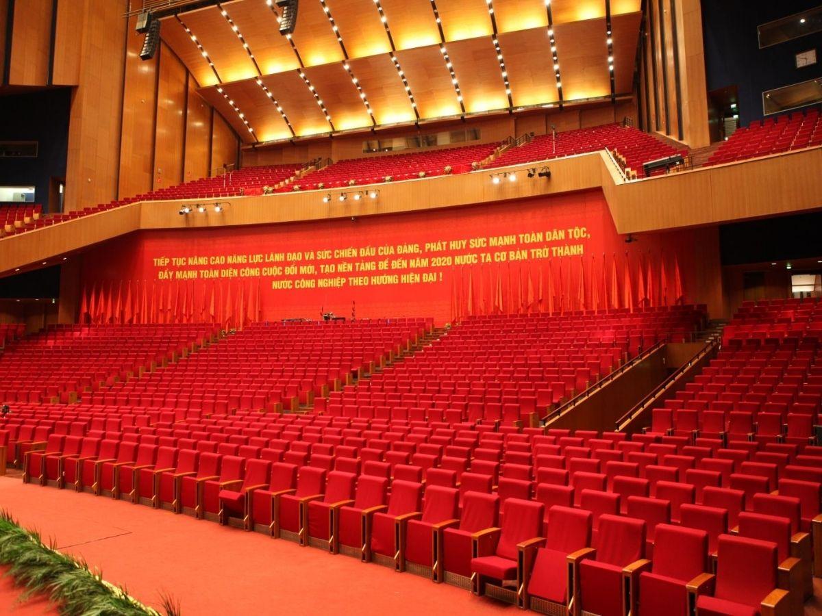 Các hàng ghế hội trường hội nghị, đa năng thường có độ dốc nhẹ, tối ưu tầm nhìn cho người tham dự (Nguồn ảnh: Internet)